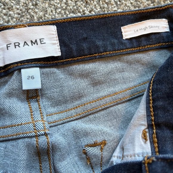 Frame High Rise Le High Skinny Jeans in a Dark Wash size 26 - Stretchy - Picture 5 of 10